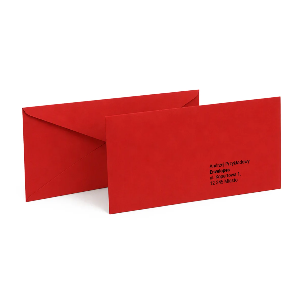 Dwie koperty ozdobne DL na białym tle, na przedniej nadrukowany przykładowy adres odbiorcy. Kolor: Czerwony, papier 115 g/m².