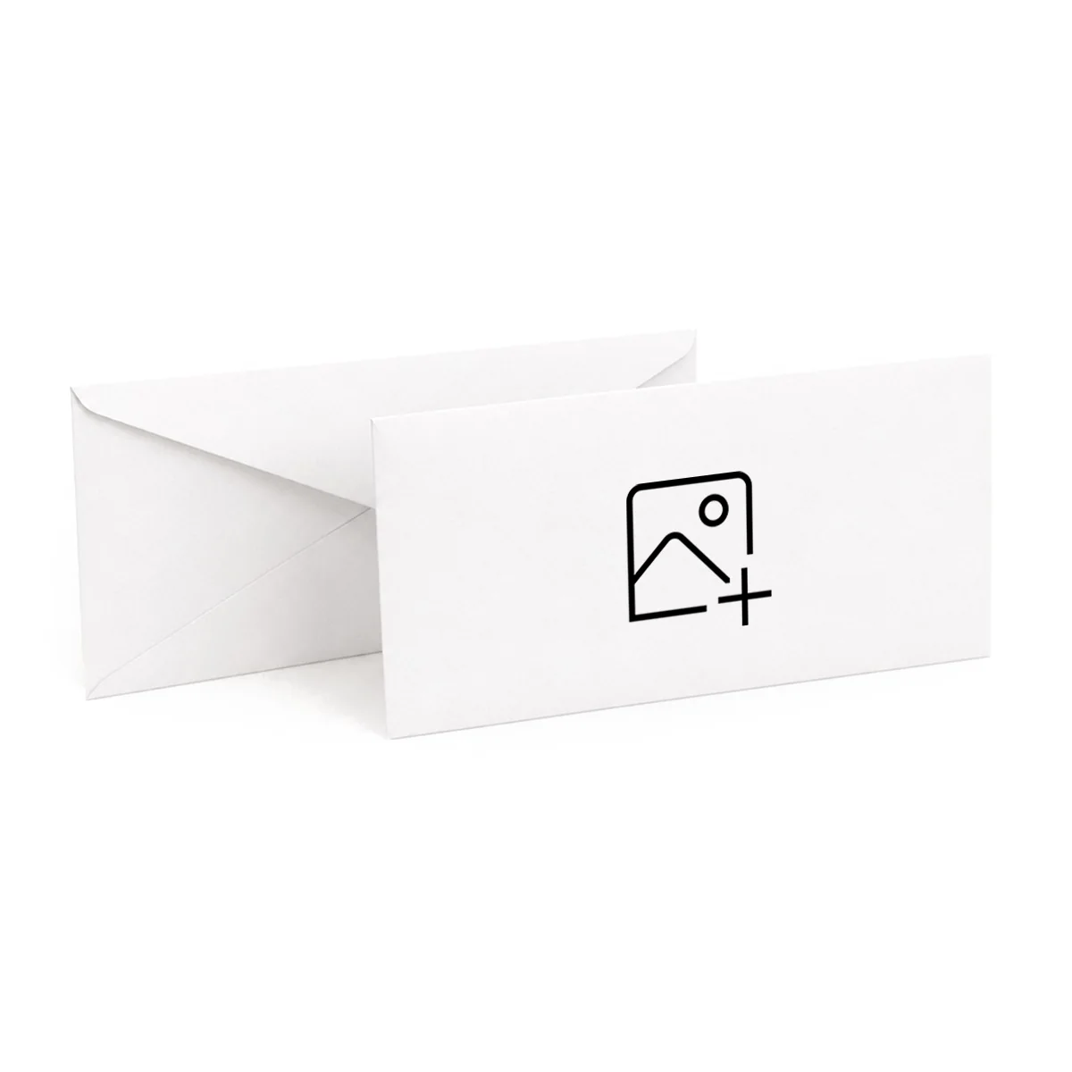 Dwie koperty ozdobne DL na białym tle, na przedniej zaznaczone pole nadruku logo. Kolor: Biały, papier 115 g/m².