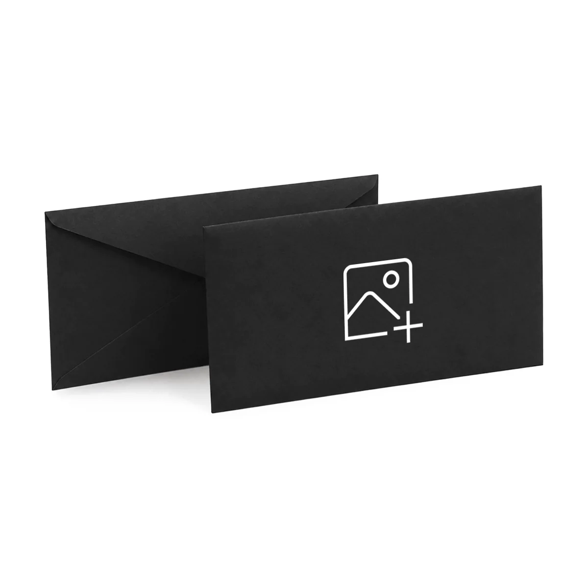 Dwie koperty ozdobne DL na białym tle, na przedniej zaznaczone pole nadruku logo. Kolor: Czarny, papier 115 g/m².